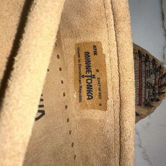 Minnetonka Moccasins size 6 Womens Suede Embroidered Aztec Brown Tan Rubber Sole - Picture 6 of 10